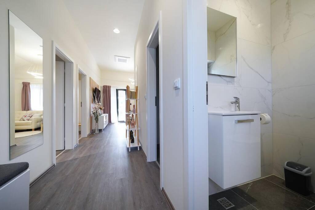 Apartment Vala, 4*, Sea View & Private Heated Pool Pridraga Esterno foto